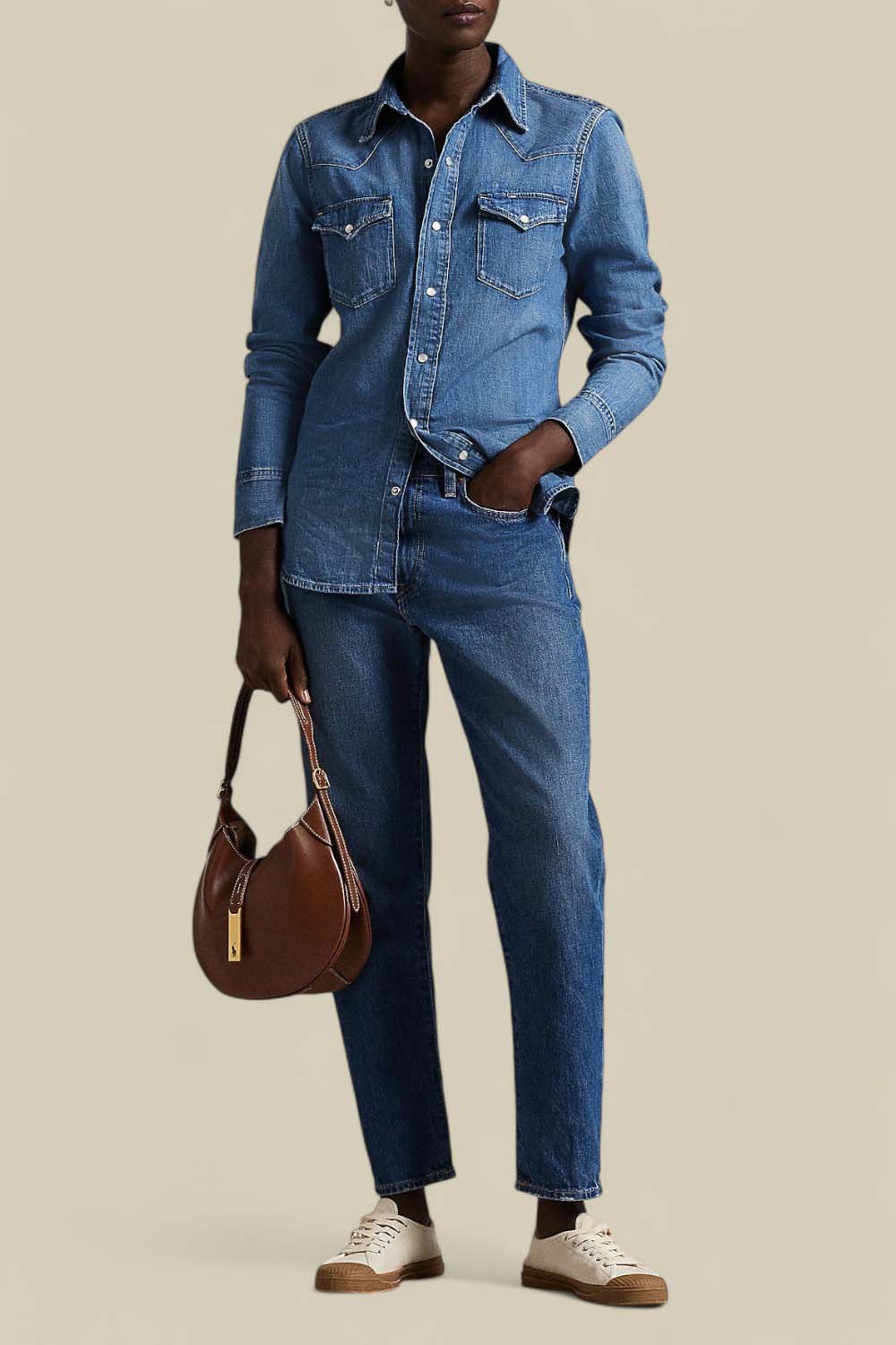 תמונת כל הלוק של חולצת כפתורים ג'ינס